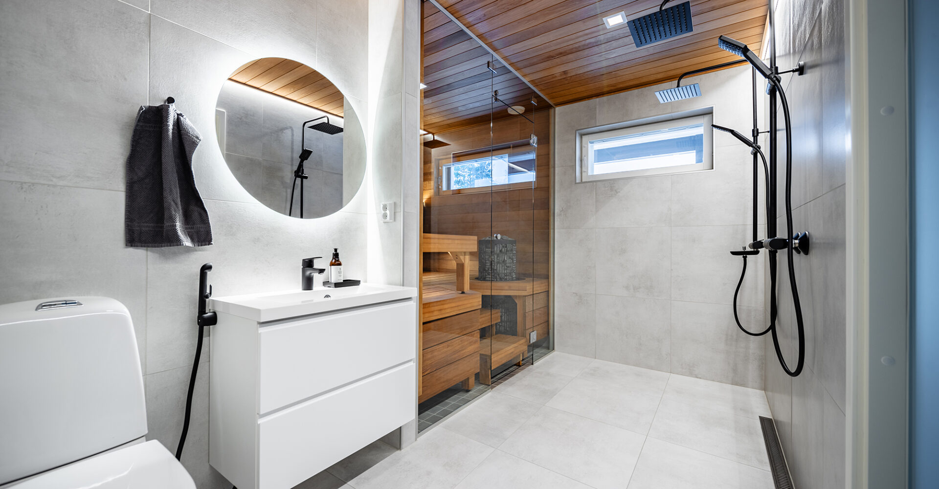 Pesuhuone ja sauna isoilla 60x60 laatoilla lattiassa ja seinissä