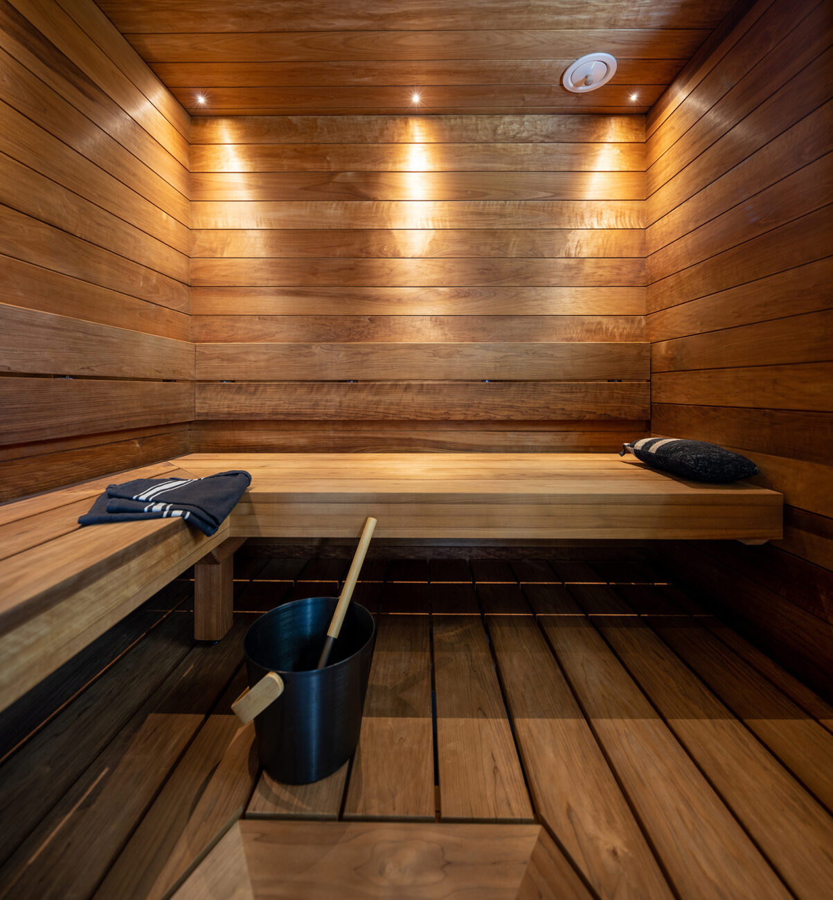 Nykyaikaisen omakotitalon sauna